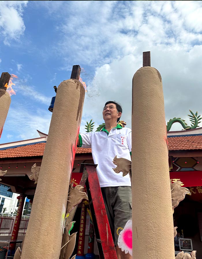 3 馬來西亞柔佛州丹杯關帝廟為關帝敬獻的高大龍香,要搭著梯子才能點燃。圖為關帝廟理事會副主席曾坤有正在点龙香(溫慧玲攝影).jpg