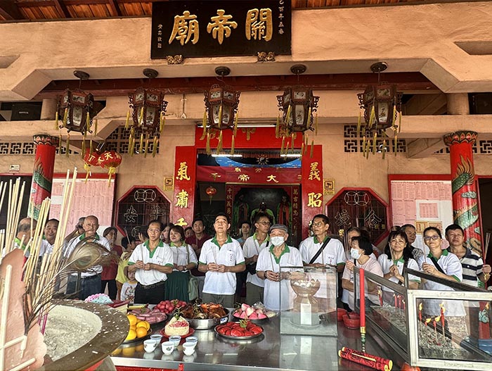 4 馬來西亞柔佛州丹杯關帝廟為關帝敬獻的高大龍香,要搭著梯子才能點燃。圖為關帝廟理事會副主席曾坤有正在点龙香(溫慧玲攝影).jpg