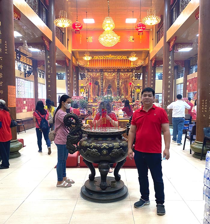 5 菲律賓中國街王彬關帝廟。一大早,中菲關帝慈善基金會副會長、企業家留奕源先生來到王彬關帝廟敬香,並在神龕前留影。.jpg