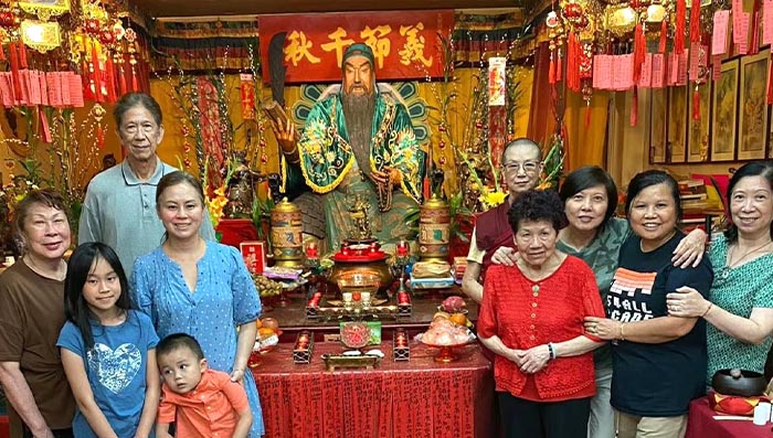 6 美國紐約關帝廟陳宏策總幹事率信眾紀念關帝誕辰1863周年。華人紛紛簇擁著關帝爺合影留念。.jpg