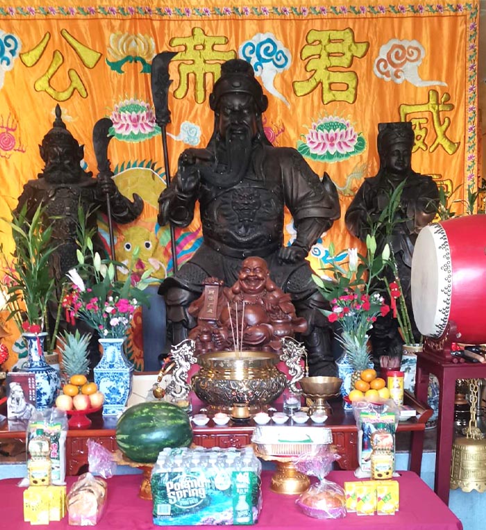 8 美國紐約靈應關帝廟主席李紹基先生8月10日在關帝大殿祈禱,祝願世界和平,人民安寧。.jpg