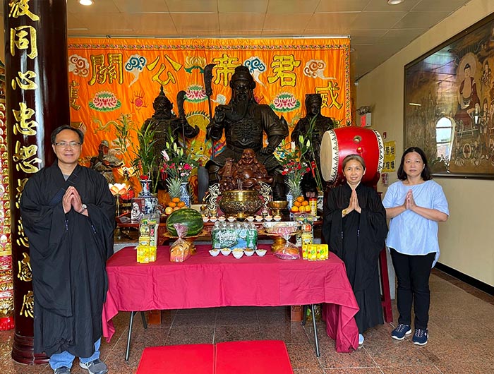 9 美國紐約靈應關帝廟主席李紹基先生8月10日在關帝大殿祈禱,祝願世界和平,人民安寧。.jpg