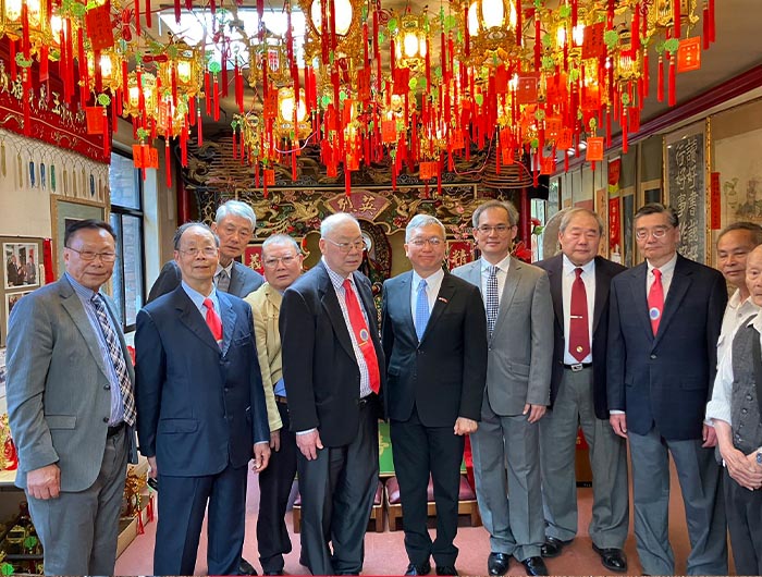 10 美國舊金山僑領、世界關氏宗親總會主席關健中先生傳來圖片,舊金山眾僑領匯聚在舊金山中國城關帝廟參拜關公,紀念關帝誕辰1863周年。.jpg