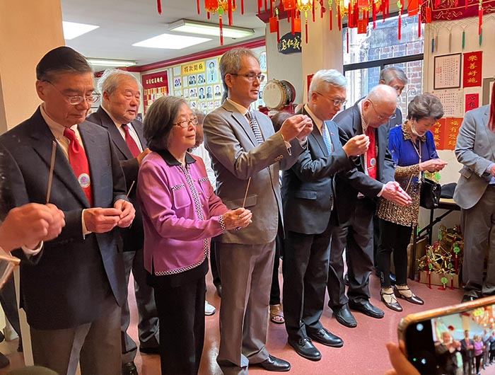 11 美國舊金山僑領、世界關氏宗親總會主席關健中先生傳來圖片,舊金山眾僑領匯聚在舊金山中國城關帝廟參拜關公,紀念關帝誕辰1863周年。.jpg