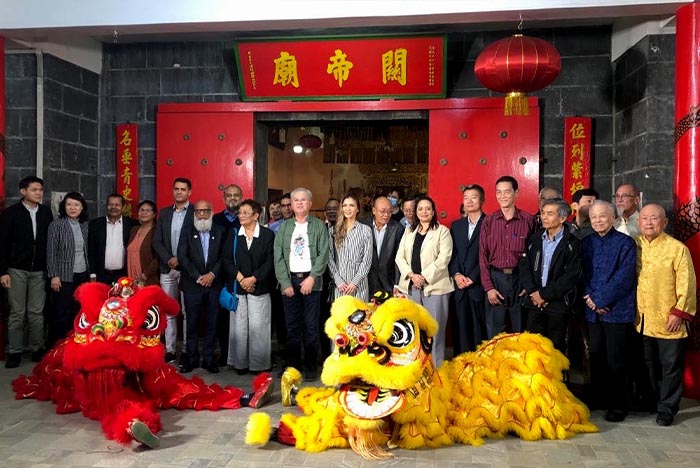 12 非洲島國毛里求斯海唇關帝廟理事會舉辦800多位華人參加的盛大宴會,祝賀中華關聖帝君誕辰1863週年。中國駐毛里求斯大使館中心主任、毛里求斯前总统、路易港市长、毛里求斯外交官参加慶典儀式。.jpg