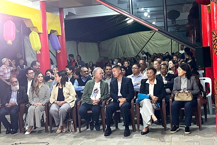 13 非洲島國毛里求斯海唇關帝廟理事會舉辦800多位華人參加的盛大宴會,祝賀中華關聖帝君誕辰1863週年。中國駐毛里求斯大使館中心主任、毛里求斯前总统、路易港市长、毛里求斯外交官参加慶典儀式。.jpg