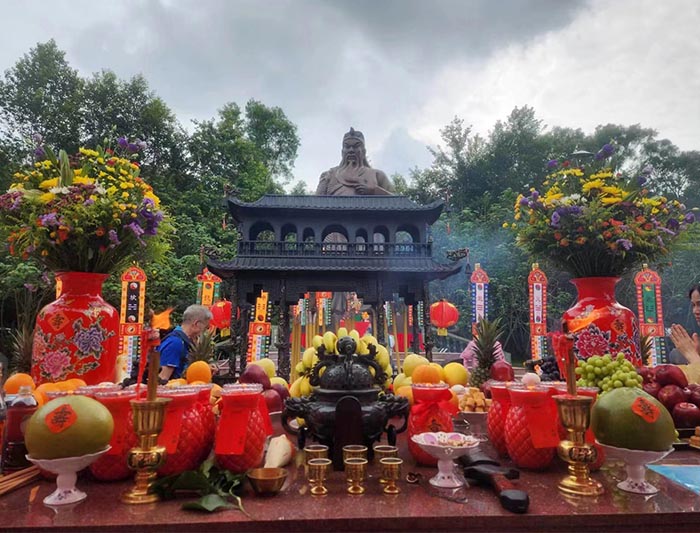 14.1 香港元朗大棠有機生態園關帝廣場。香港弘揚關帝慈善基金會董明光創會會長及陳祖光先生合力籌辦「癸卯年關聖帝君寶誕」慶典,向市民大眾推廣關帝文化,祈求新一年風調雨順、百業興旺、國泰民安。.jpg