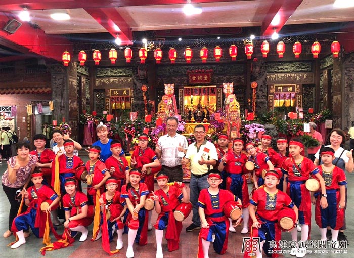 15.2台灣高雄意誠堂舉辦敬香獻花、古樂酬神、腰鼓表演、唱大戲等豐富多彩的活動,紀念關聖帝君誕辰1863周年。.jpg