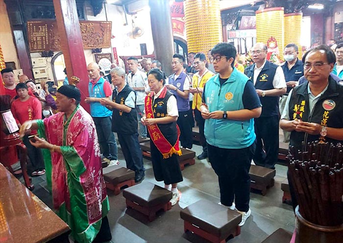 16.2台灣花蓮聖天宮8月10日辦理「關聖帝君1863年聖誕萬壽暨建宮77周年及座殿關聖帝君重塑安座周年活動」,花蓮縣長徐榛蔚專程前往上香祝壽,帶領信眾敬神謝天,參香虔誠祈福,場面莊嚴肅穆。.jpg