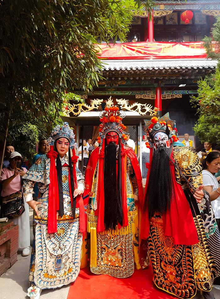 17 山西著名晉劇演員武凌雲先生率團,在太原市万柏林区西山桃杏关帝庙為各界人士演出關公戲,祝賀關帝誕辰1863周年。.jpg