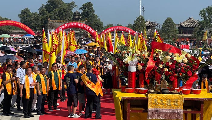 18.2山西省運城市關王故裡舉辦關帝巡遊、敬香獻花、大型交響樂音樂會等多項活動,慶祝關帝誕辰1863周年。.jpg