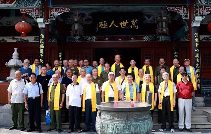 19 湖北荊州關羽祠。退役軍人匯聚關羽祠大殿,為中華武聖慶祝聖誕,祈福關帝懲惡揚善,護佑萬民。.jpg