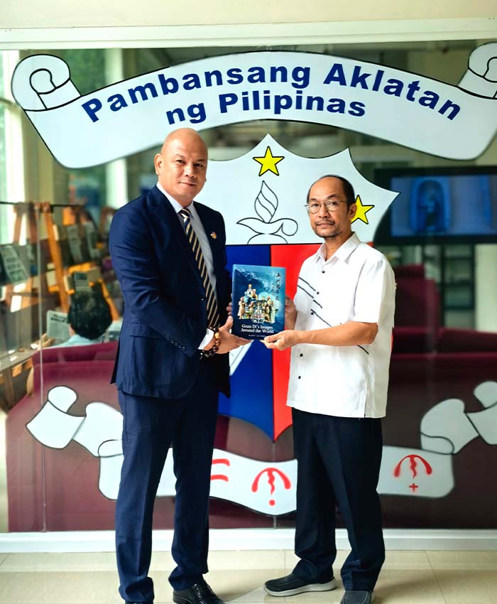 2 中菲關帝慈善基金會許謀景會長向菲律賓國家圖書館副馆主Edgardo Quiros先生贈送《五洲關帝圖》.jpg