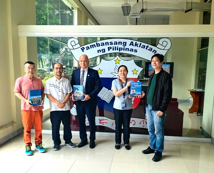 3 贈送圖書場面,左為喬治先生.jpg