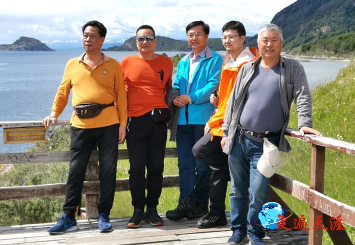 5 远赴阿根廷的大洋两岸五条汉子。右起:美国华侨企业家王钢、北京摄影师李享、文化学者朱正明、广东企业家董秋顺、董和明.jpg