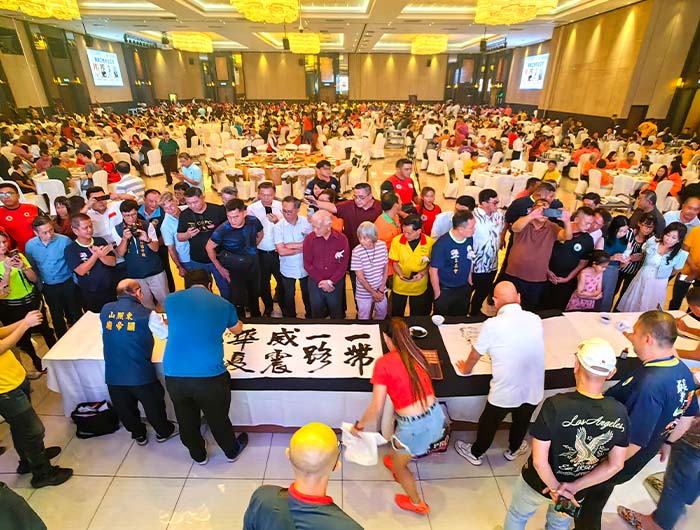 2 、1800人的盛大晚宴上,海内外嘉宾联手书画“一带一路,威震华夏”.jpg