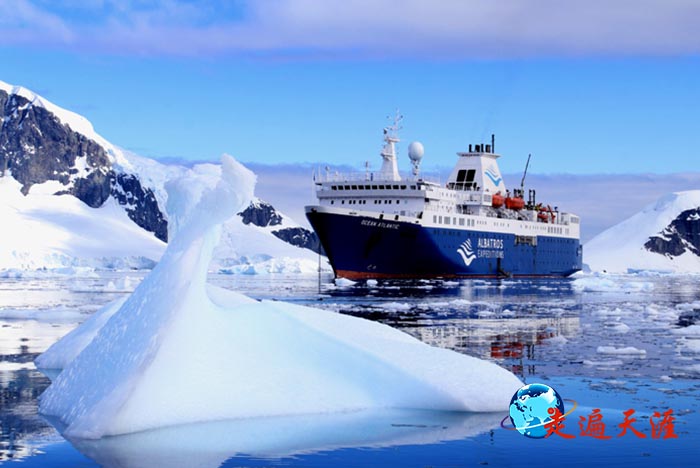 2 亚特兰蒂号破冰邮轮停泊南极天堂湾.JPG