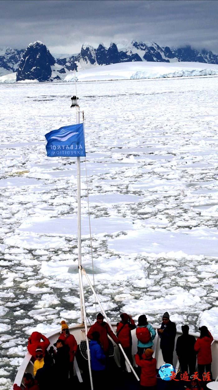 3 亚特兰蒂号破冰游轮在南极半岛遇上一望无际的冰层.jpg
