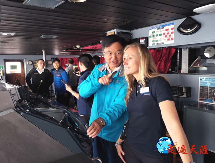 4 在破冰邮轮驾驶舱,朱正明与邮轮驾驶小姐姐交流.jpg