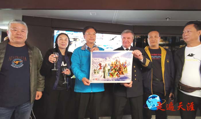 3 破冰邮轮穿过德雷克海峡,朱正明代表198位乘客,向船长赠送《五洲中华关帝 汇聚世界屋脊》作品.jpg