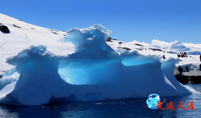 4 千年不化的浮动冰山，折射出梦幻般的幽蓝.JPG