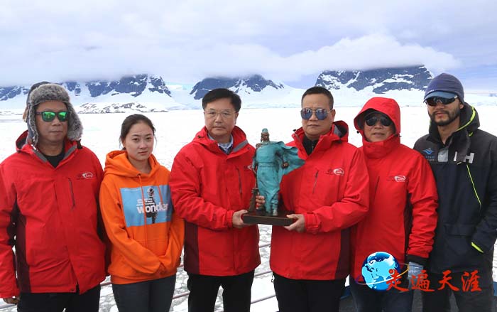 7 在南极半岛天堂湾展示中华关帝像。左起①香港弘扬关帝文化协会理事董和明,②美国加州电影学院张子若,③湖北省委统战部前海外中心主任朱正明,④香港弘扬关帝文化协会理事董秋顺,⑤美国华侨、江西九江企业家王钢,⑥25次赴南极探险家陈中原.JPG