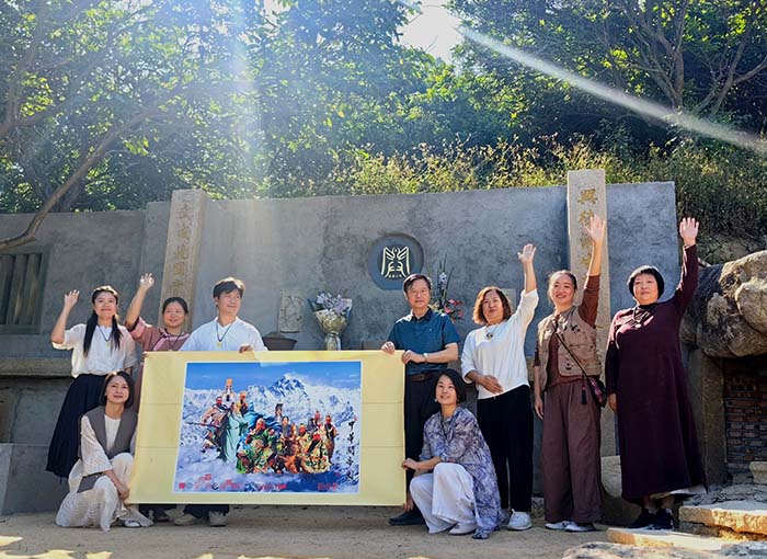 1 廈門金榜山上,關公會義工展示朱正明作品《中華關帝圖》。中左為楊富翔會長,中右為朱正明先生.jpg