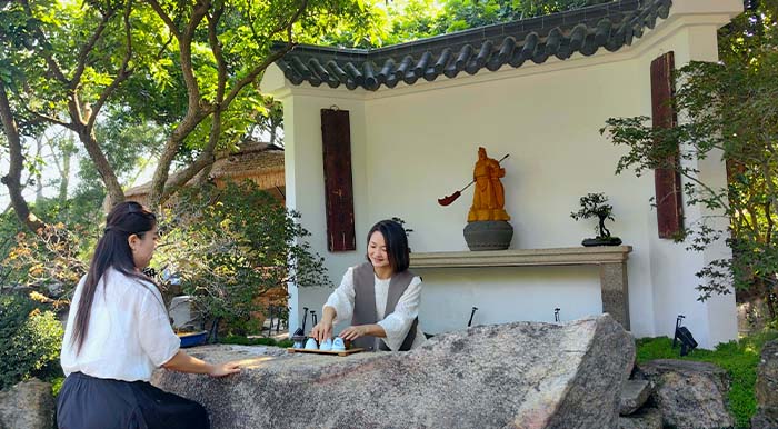 2 金榜山巒,行走在石板古道,圍坐在石桌石凳,講述著閩南古厝的故事…….jpg