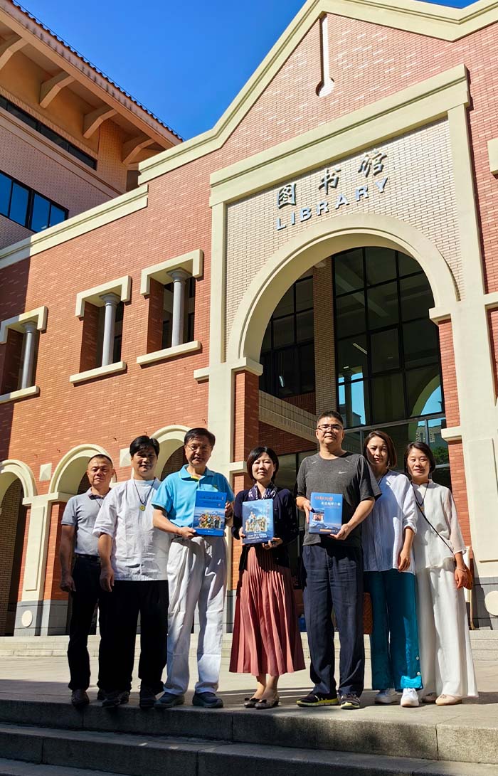 3 在廈門大學圖書館,關公會義工向圖書館贈送朱正明先生的關帝文化專著《走遍天涯訪關公》《中華關帝走進地球三極》《五洲關帝圖》.jpg