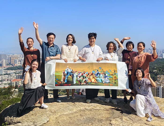 4 在金榜山獅子山巔,關公會義工展示《五洲關帝圖》.jpg