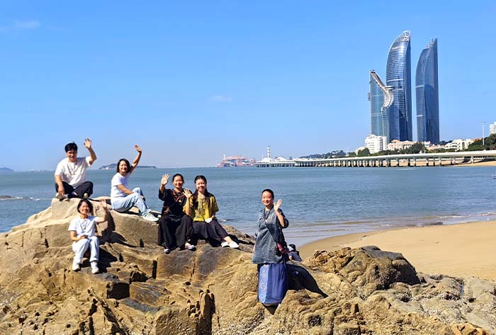 9 在廈門海濱,關公會義工們向臺灣金門島揮手致意.jpg