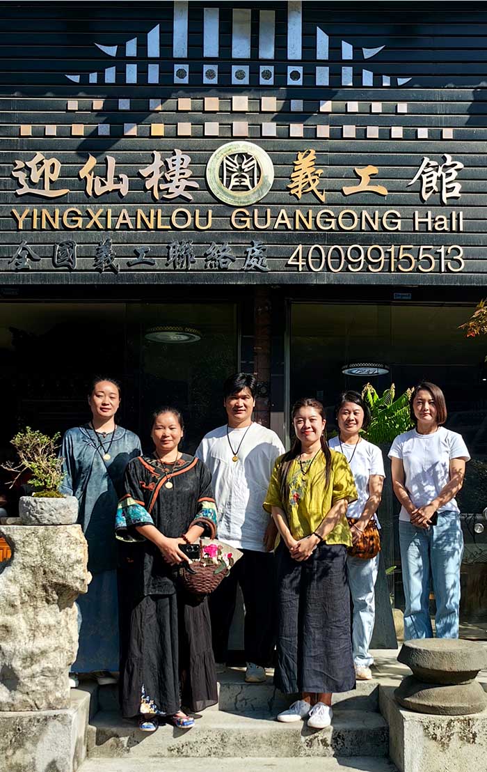 9 迎仙樓關公義工館前的義工們.jpg