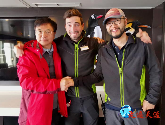 03 左起:中国摄影家朱正明、南极半岛洛克诺伊港专家格劳摩、26次赴南极探险家陈中原在破冰游轮.jpg