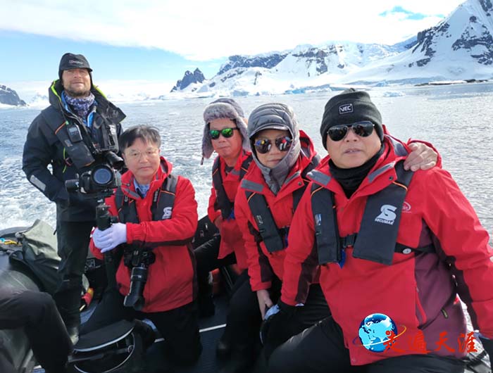 6 在南极天堂湾乘冲锋舟考察.jpg