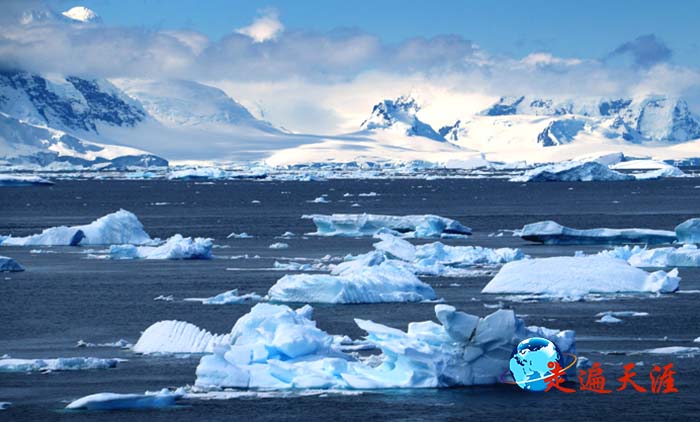 7 南极半岛纯净的冰山.JPG