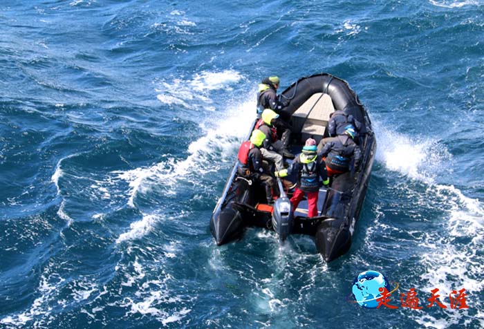 1 探险队长雪梨·奥吉薇驾冲锋舟赴南极长城站.JPG