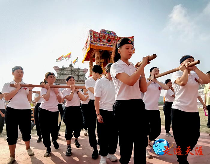9、台灣高雄科技大學的學生,抬著關帝神轎,走進兩岸關帝祈福大典會場.jpg