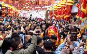 洪濑天香：春雨中数千民众簇拥关公巡游祈福