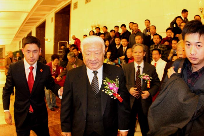 1 2011年11月28日，全国政协原副主席王文元为“关公文化特别贡献奖”颁奖.jpg