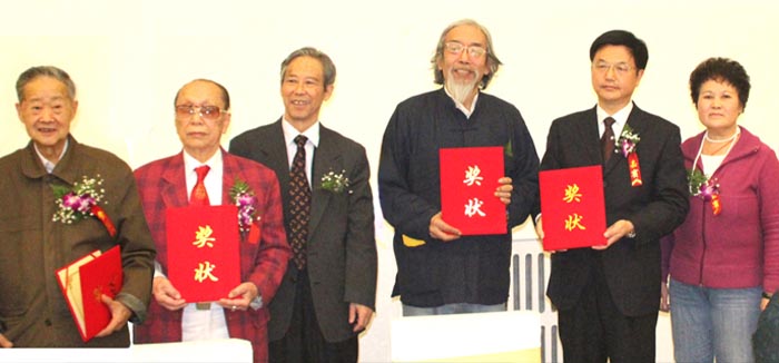 2 2011年11月28日，北京人民大会堂隆重颁发“关公文化特别贡献奖”。左起：罗哲文，关英才，谢辰生，胡小伟，朱正明，颁奖嘉宾张润香.jpg