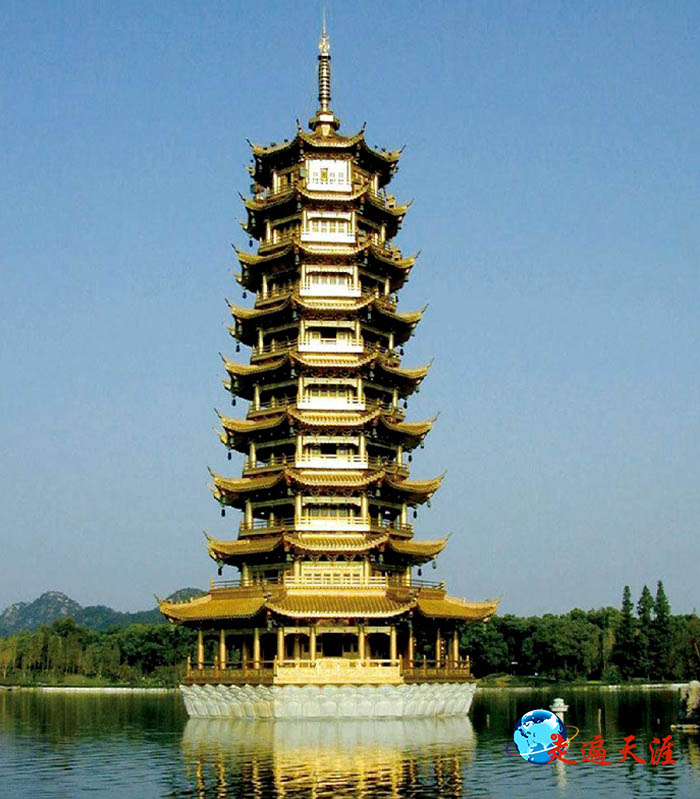 10 广西桂林铜塔，位于桂林市中心杉湖景区.jpeg