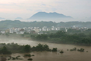广西恭城：瑶族山寨万人雨中狂欢敬关公