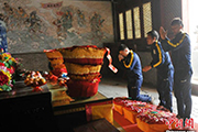 山西太原：足球队出征朝圣 关帝庙修复竣工 