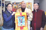 雷震寰赴阿里玛卿捐赠唐卡祈祷世界和平