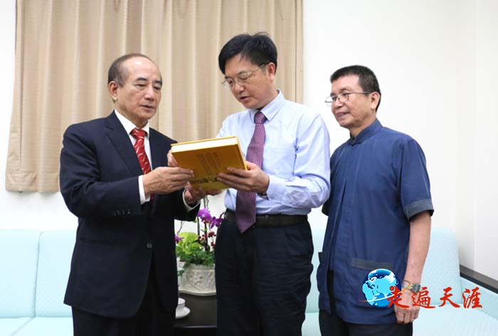 3 在立法院，朱正明向王金平先生介绍关帝文化专著《走遍天涯访关公》，右为黄国彰理事长.JPG