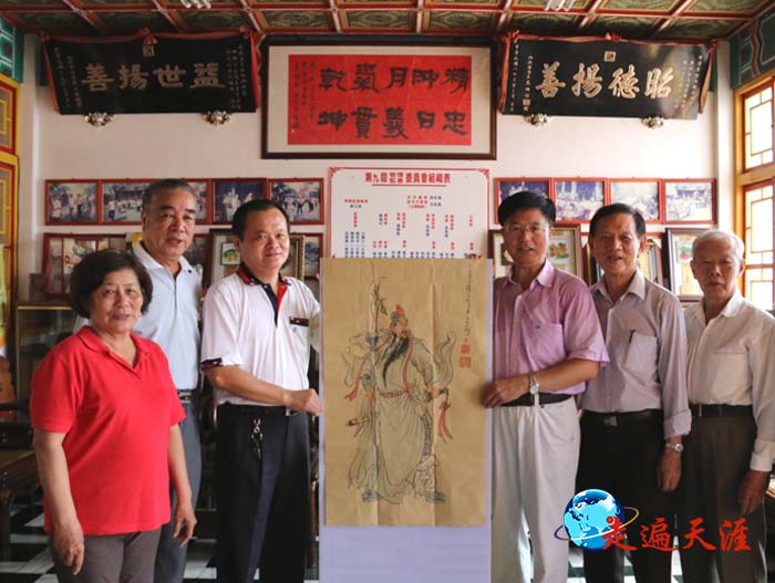 6 文化学者朱正明向山西宫主委会赠送关公画像.JPG
