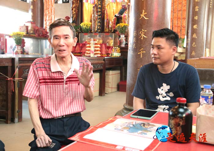 4 菲律宾中国城关帝庙主席王人秋（左）讲述关帝庙发展历史，右为湖南长沙义坛文化董事局主席王协辉.jpg