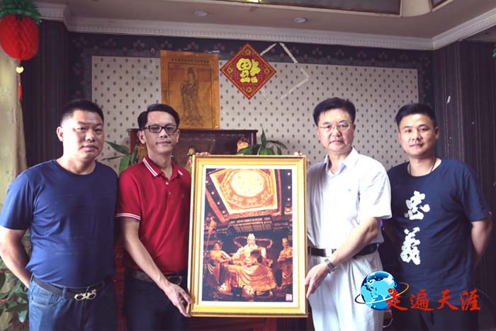 5 参访团向菲律宾冠荣国际集团执行总裁林志农先生赠送关帝圣像。左起：刘松旺、林志农、朱正明、王协辉.JPG
