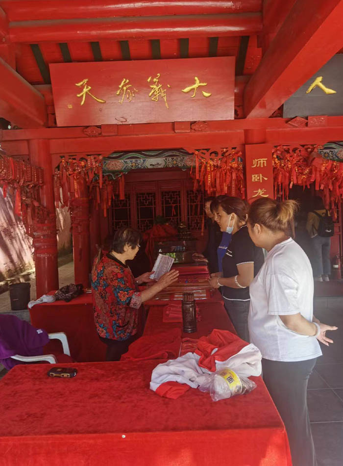 8吴居士在给游客作讲解.jpg