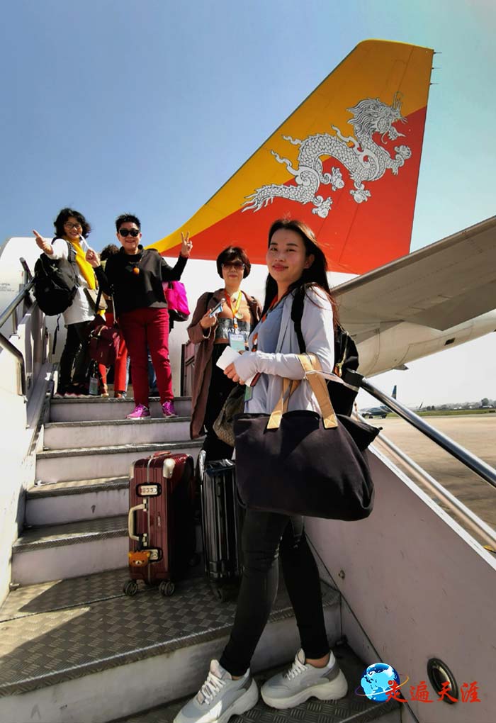 09 中国朝圣团还没有下飞机，就开始摆珀斯了.jpg